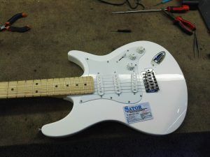 Servicio Tecnico Guitarra Eléctrica IAXE3993