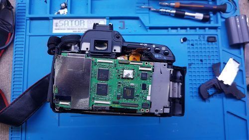 Camara Nikon desmontada en Sator Electroncia