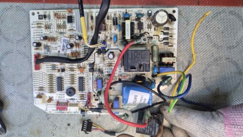 Placa Daikin AUX SX-51-72LBP durante la inspección inicial en Sator Electrónica