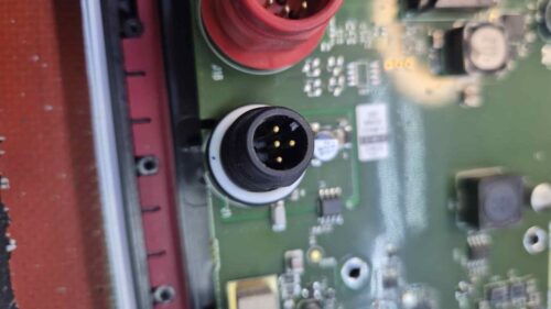 Conector Lowrance roto, reparado en Sator